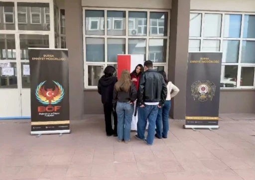 Bursa polisi, okul okul gezerek öğrencileri bilgilendirdi

