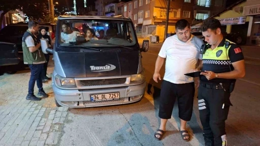 Bursa polisinden &lsquo;Huzur&rsquo; uygulaması: 1 kişi yakalandı, 24 s&uuml;r&uuml;c&uuml;ye ceza yazıldı
