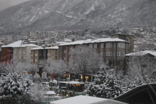 Bursa sabaha beyaz &ouml;rt&uuml;yle uyandı..Ulaşımda aksamalar yaşandı
