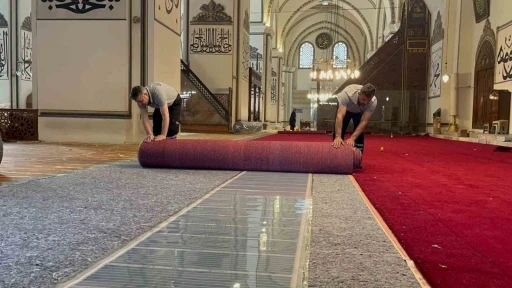 Bursa Ulucami&rsquo;de halı yenileme &ccedil;alışmaları başladı
