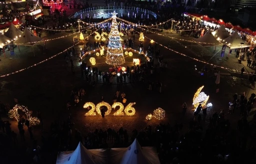 Bursa Yeni Yıl Meydanı&rsquo;nda yılbaşı coşkusu
