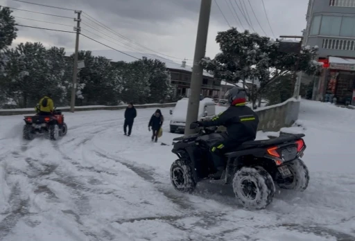 Bursa yeni yılın ilk g&uuml;n&uuml; beyazlara b&uuml;r&uuml;nd&uuml;...İşe ATV ara&ccedil;ları ile gittiler
