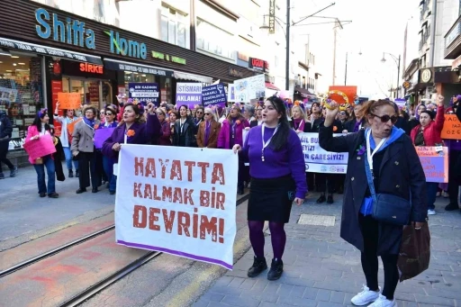 Bursalı Kadınlardan &ouml;zg&uuml;rl&uuml;k ve eşitlik y&uuml;r&uuml;y&uuml;ş&uuml;
