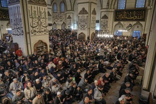 Bursalılar bayram namazında camileri doldurdu
