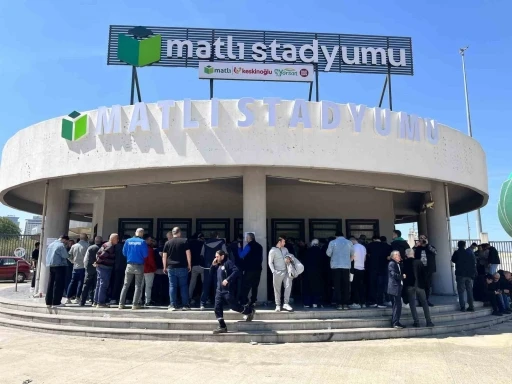 Bursaspor kombinelerine b&uuml;y&uuml;k ilgi, taraftar saatlerce kuyrukta bekledi
