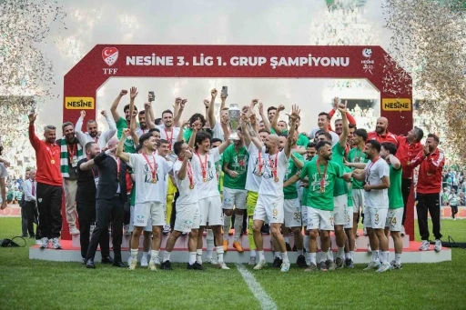 Bursaspor, şampiyonluk kupasını kaldırdı
