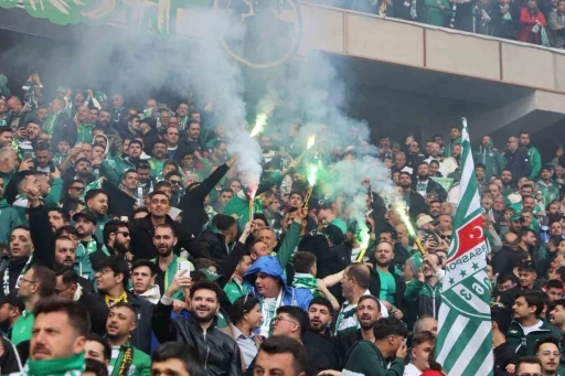 Bursaspor taraftarı Eskişehir trib&uuml;nlerinde renkli g&ouml;r&uuml;nt&uuml;ler oluşturdu
