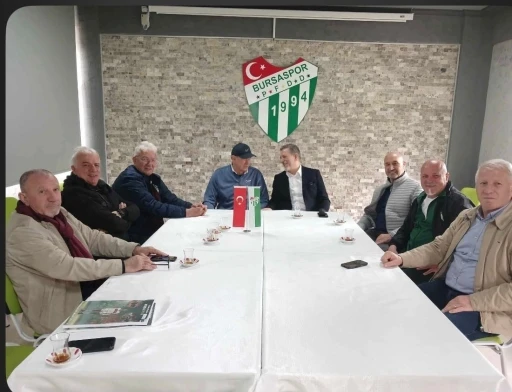 Bursaspor&rsquo;un unutulmaz kaptanı &Ouml;zden&rsquo;in kitabı &ouml;ğrencilere dağıtıldı
