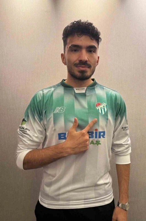 Bursaspor yeni golc&uuml;s&uuml;n&uuml; resmen a&ccedil;ıkladı
