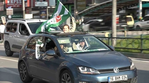 Bursasporlu taraftarlar şampiyonluk coşkusuyla sokaklara akın etti
