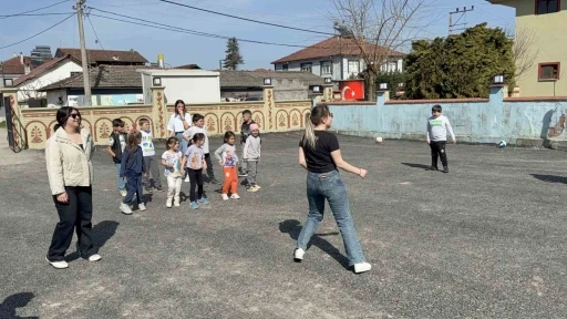 Burslarından fedakarlık yapıp köy çocuklarını sevindirdiler
