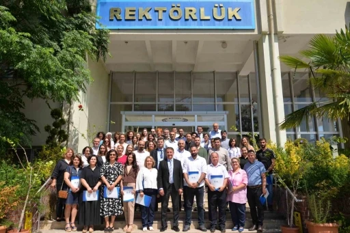 BUÜ’de başarılı akademisyenler ödüllendirildi
