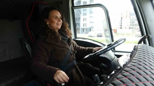 B&uuml;y&uuml;k ara&ccedil;lara k&uuml;&ccedil;&uuml;kl&uuml;ğ&uuml;nden beri hayranlık duyan Buket, 3 yıldır ağır vasıta eğitmenliği yapıyor
