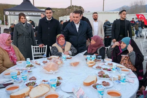 B&uuml;y&uuml;k yangın sonrası yaralarını saran vatandaşlar iftarda bir araya geldi
