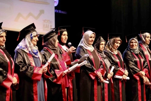 B&uuml;y&uuml;k&ccedil;ekmece Belediyesi Halk Akademisi&rsquo;nde 678 kursiyer mezun oldu
