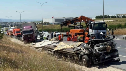 B&uuml;y&uuml;k&ccedil;ekmece&rsquo;de 4 aracın karıştığı zincirleme kaza: 1 yaralı
