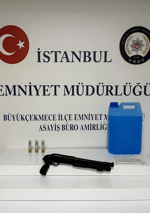 Büyükçekmece’de aynı şahsa ait iş yerini kundakladılar, diğerini de kurşunladılar: O anlar kamerada
