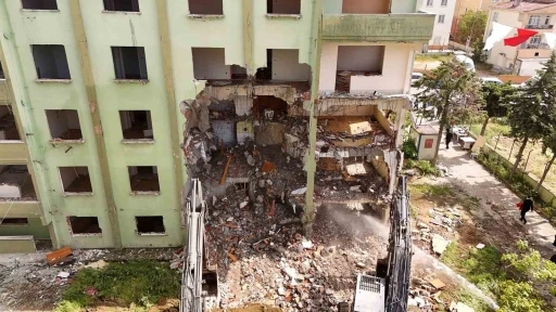 B&uuml;y&uuml;k&ccedil;ekmece&rsquo;de g&uuml;venli kent hedefiyle 40 bağımsız b&ouml;l&uuml;mden oluşan 3 riskli yapı yıkıldı
