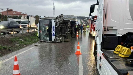 B&uuml;y&uuml;k&ccedil;ekmece&rsquo;de iş&ccedil;i servisi devrildi: 1 &ouml;l&uuml;, 9 yaralı
