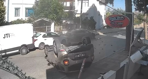 B&uuml;y&uuml;k&ccedil;ekmece&rsquo;de park halindeki araca &ccedil;arpıp takla attı
