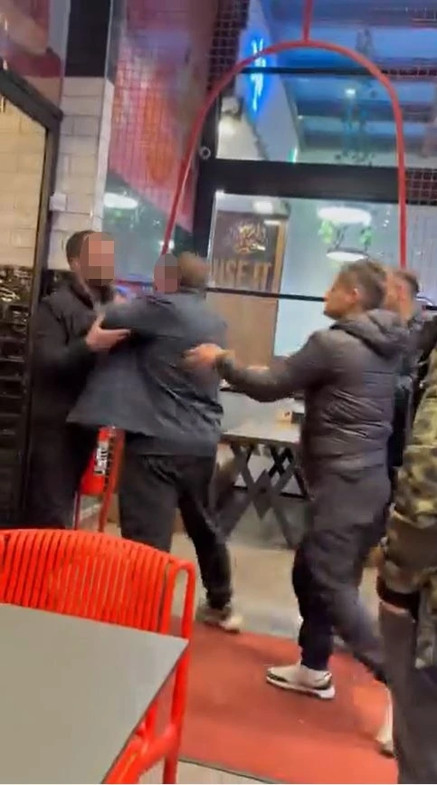 B&uuml;y&uuml;k&ccedil;ekmece&rsquo;de siparişi ge&ccedil; gelen şahıs, &ccedil;alışanların &uuml;zerine y&uuml;r&uuml;d&uuml;
