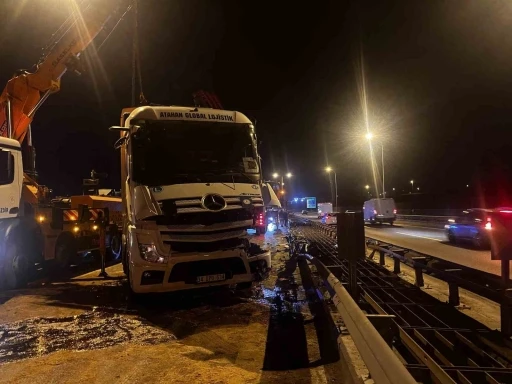 B&uuml;y&uuml;k&ccedil;ekmece TEM Otoyolu&rsquo;nda tır devrildi: 1 yaralı
