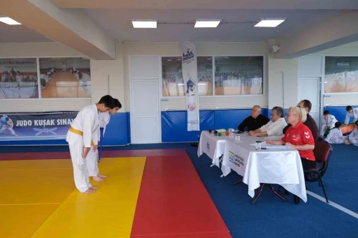 B&uuml;y&uuml;k&ccedil;ekmeceli judocuların kuşak sınavı heyecanı
