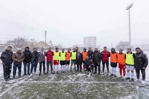 Büyükkılıç, Görme Engelliler B1 Futbol Milli Takımı’nın Kayseri Kampı’nı ziyaret etti
