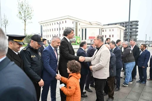 Büyüklerin elini öpen çocuklar bayram harçlığını kaptı
