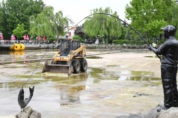 Büyükşehir, Atatürk Parkı’ndaki süs havuzunu temizledi
