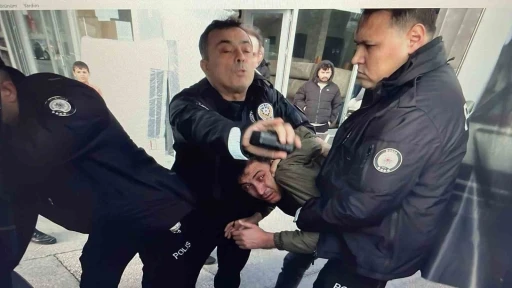 B&uuml;y&uuml;kşehir Belediye Başkanı Bozbey&rsquo;e saldırmak isteyen kişi eski CHP meclis &uuml;yesi
