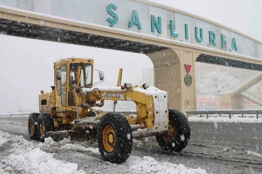 B&uuml;y&uuml;kşehir Belediyesi 235 ekiple karla m&uuml;cadeleyi s&uuml;rd&uuml;rd&uuml;
