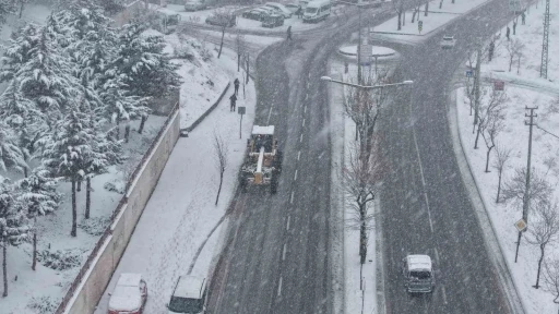 B&uuml;y&uuml;kşehir&rsquo;den kar yağışı sonrası arterlere anında m&uuml;dahale
