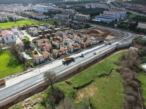 B&uuml;y&uuml;kşehir&rsquo;den K&ouml;tekli ve Yenik&ouml;y&rsquo;e 3 Bin 700 metrelik sıcak asfalt
