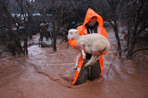 B&uuml;y&uuml;kşehir ekipleri yağmur ve fırtınaya karşı seferber oldu
