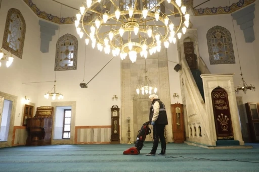 B&uuml;y&uuml;kşehir ekiplerinin camilerde temizlik &ccedil;alışmaları s&uuml;r&uuml;yor
