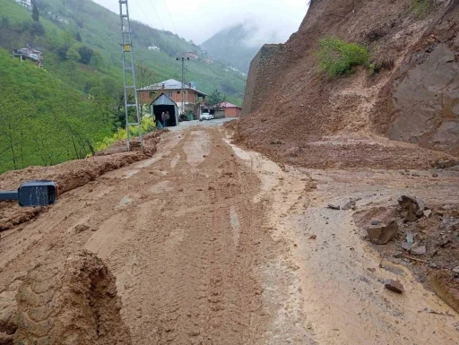 B&uuml;y&uuml;kşehir, heyelanın kapattığı yolları yeniden ulaşıma a&ccedil;tı
