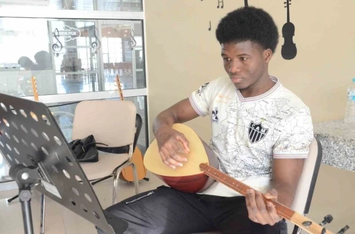 B&uuml;y&uuml;kşehir&rsquo;in bağlama kursu Afrika&rsquo;dan gelen &ouml;ğrenciye ilham oldu
