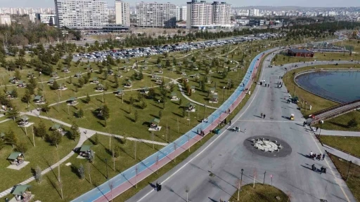B&uuml;y&uuml;kşehir&rsquo;in vizyon projesi Millet Bah&ccedil;esi, Kayserililerin buluşma noktası oldu

