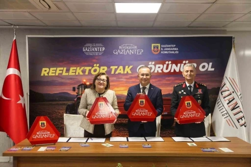 B&uuml;y&uuml;kşehir iş birliğinde, &ccedil;ift&ccedil;ilere reflekt&ouml;r dağıtımı i&ccedil;in protokol imza t&ouml;reni d&uuml;zenlendi
