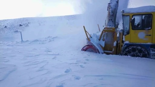 B&uuml;y&uuml;kşehir, kırsal kesimlerde etkili olan kar yağışında 47 mahalle yolunu ulaşıma a&ccedil;tı
