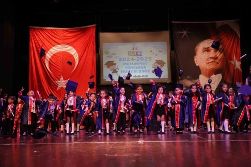 Büyükşehir kreşlerinde 208 öğrenci kep fırlatıp mezun oldu
