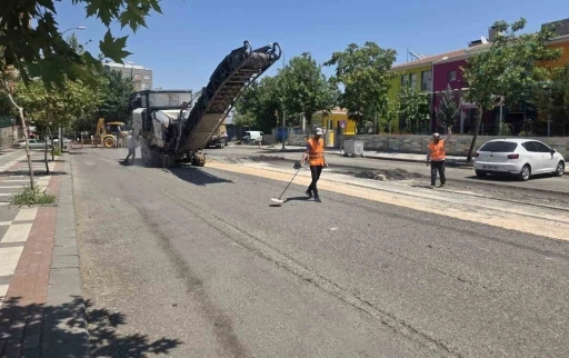 B&uuml;y&uuml;kşehir Siverek merkezinde asfaltlama &ccedil;alışması yaptı
