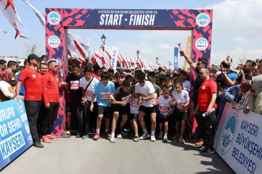 Büyükşehir Spor A.Ş.’nin çocuk koşusuna yüzlerce minik sporcu katıldı
