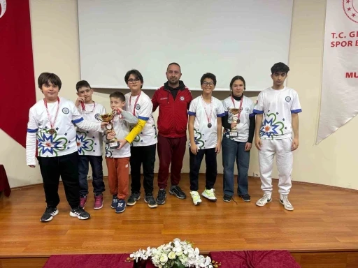 Büyükşehir sporcularından satrançta çifte başarı
