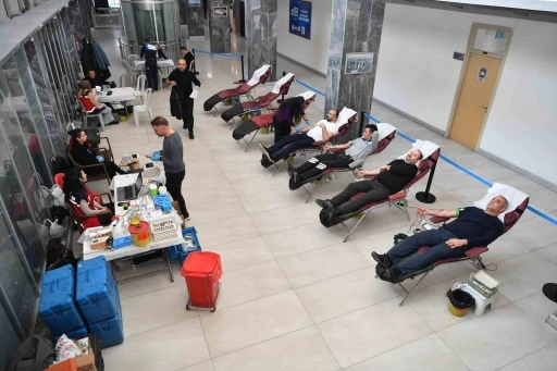 B&uuml;y&uuml;kşehir ve ER&Uuml; iş birliğinde d&uuml;zenlenen kan bağışı kampanyasına belediye personelinden destek
