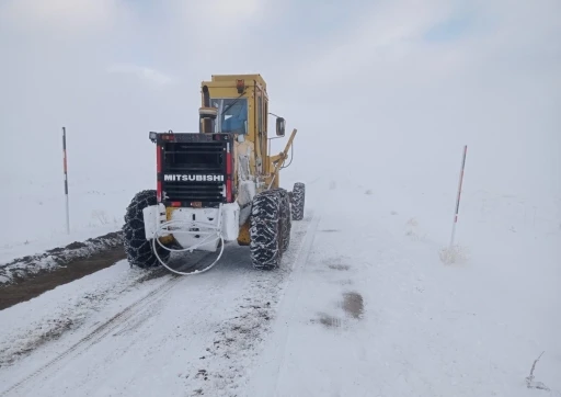 B&uuml;y&uuml;kşehirden kar mesaisi: 6 saatte 285 mahalle yolu daha ulaşıma a&ccedil;ıldı
