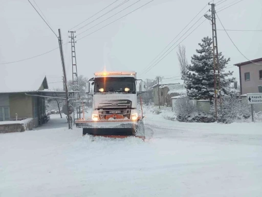 B&uuml;y&uuml;kşehirden karla m&uuml;cadele: 61 mahalle yolu ulaşıma a&ccedil;ıldı
