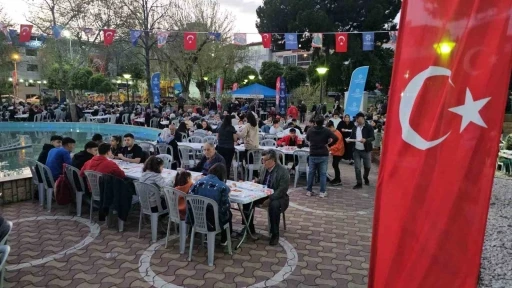 Büyükşehirin Nazilli’deki son iftar sofrası da doldu taştı

