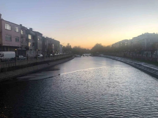 Buz tutan Porsuk &Ccedil;ayı ortaya kartpostallık g&ouml;r&uuml;nt&uuml;ler &ccedil;ıkardı
